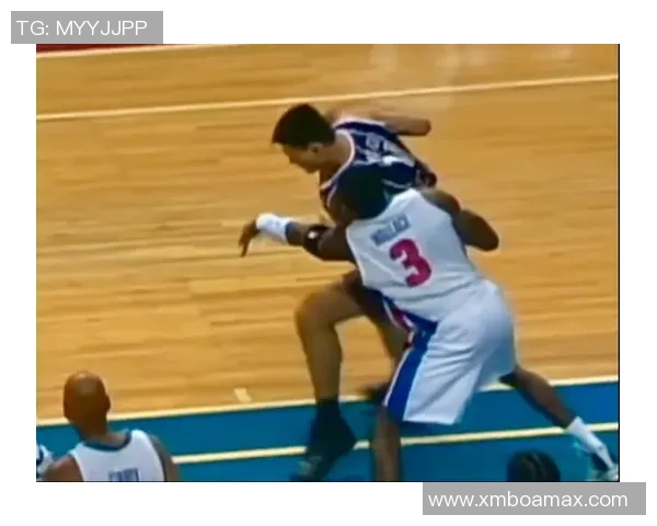 姚明中场杂技展现篮球魅力与艺术结合的精彩瞬间